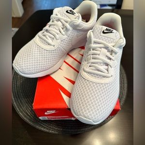 Nike Tanjun Women’s Running Shoes, Never Worn, NWOT, Original Box, Size 7 1/2